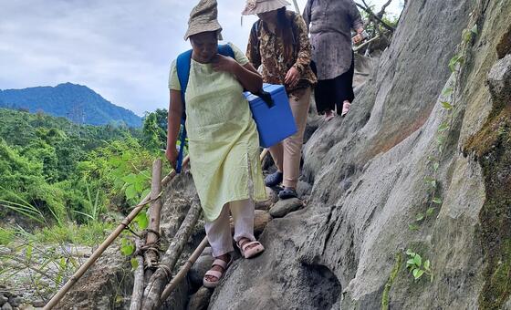 भारत: दुर्गम रास्तों से होकर अरुणाचल की जनजातीय बस्ती तक पहुँचे टीके